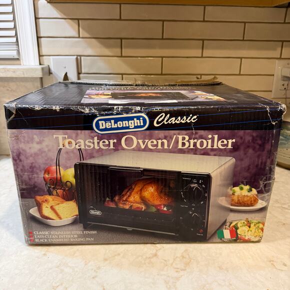 Delonghi Classic Toaster Oven Bake Broil Toast Silver